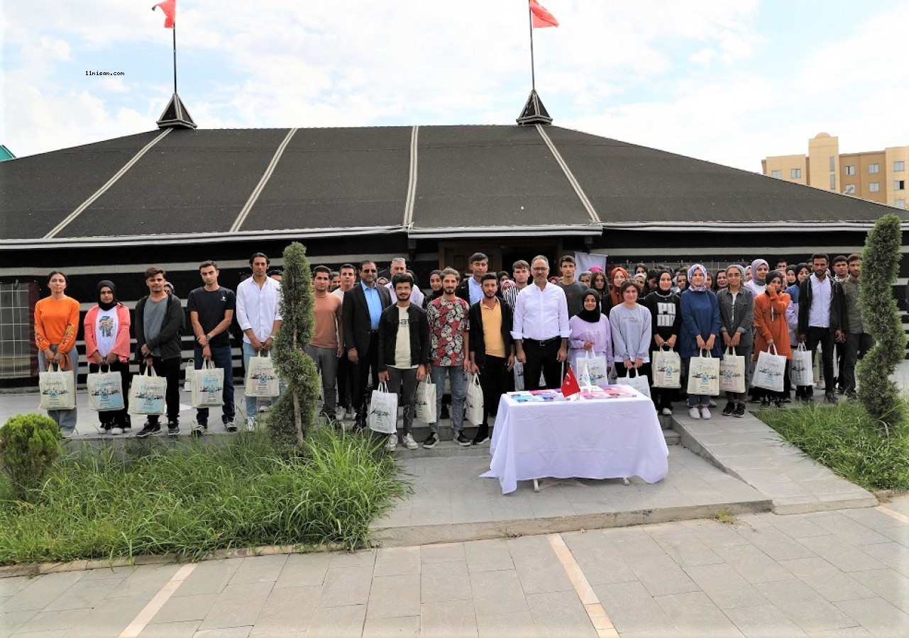 Eyyübiye’de sınavlara hazırlanan gençlere eğitim seti desteği