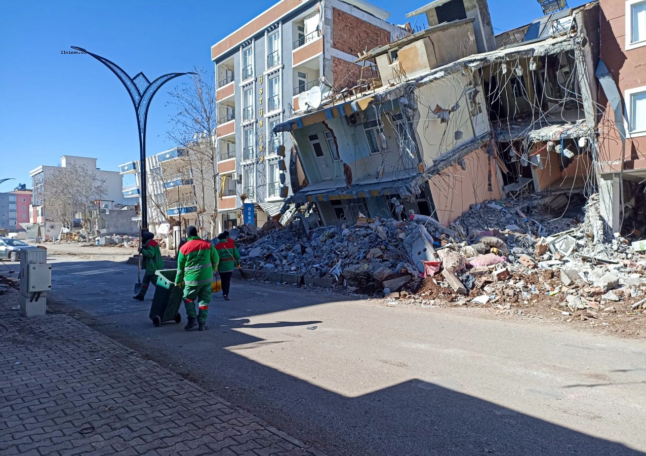 Karaköprü Belediyesi personeli Adıyaman sokaklarını temizliyor;