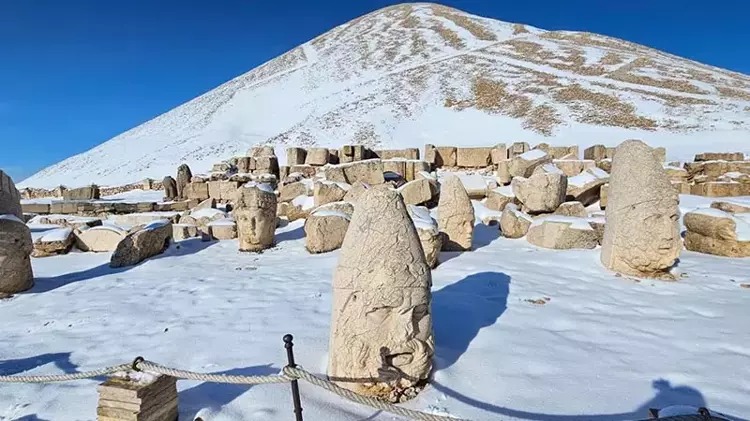 Nisan ayında Nemrut'ta turistlere kar sürprizi;