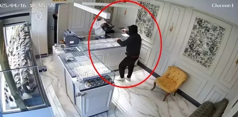 Kuyumcu, silahlı soygun girişimini ‘şaka’ sandı; şüpheli ateş edip kaçtı;