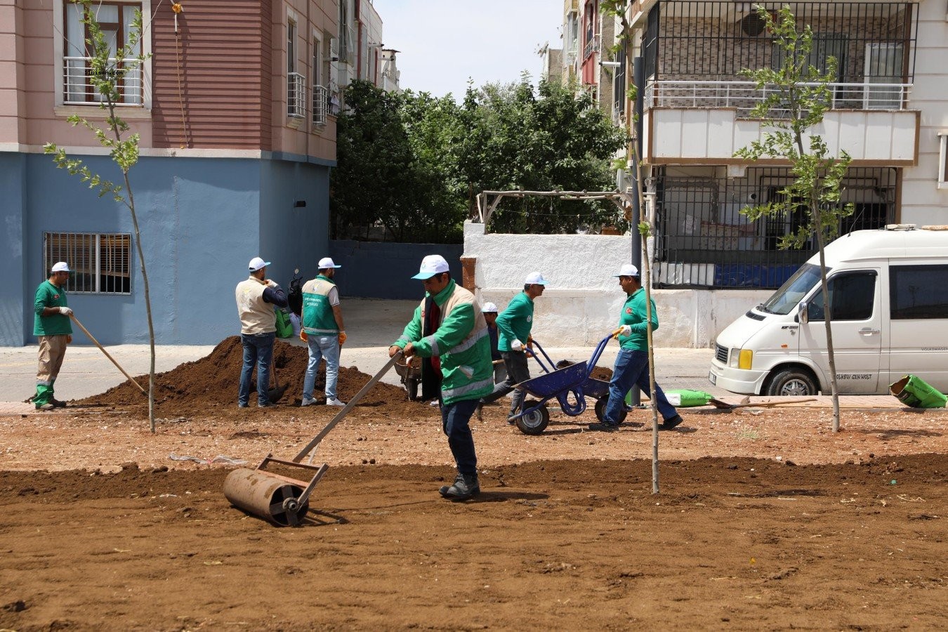 Haliliye’de Ahmet Yesevi Mahallesindeki yeni parkın çimleri ekiliyor;