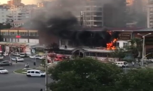 Urfa'da lokantada büyük yangın! Gökyüzünü duman kapladı;