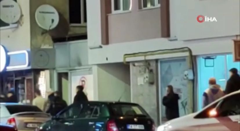 Yumrukların havada uçuştuğu kavgada silah sesleri yükseldi... O anlar kamerada;