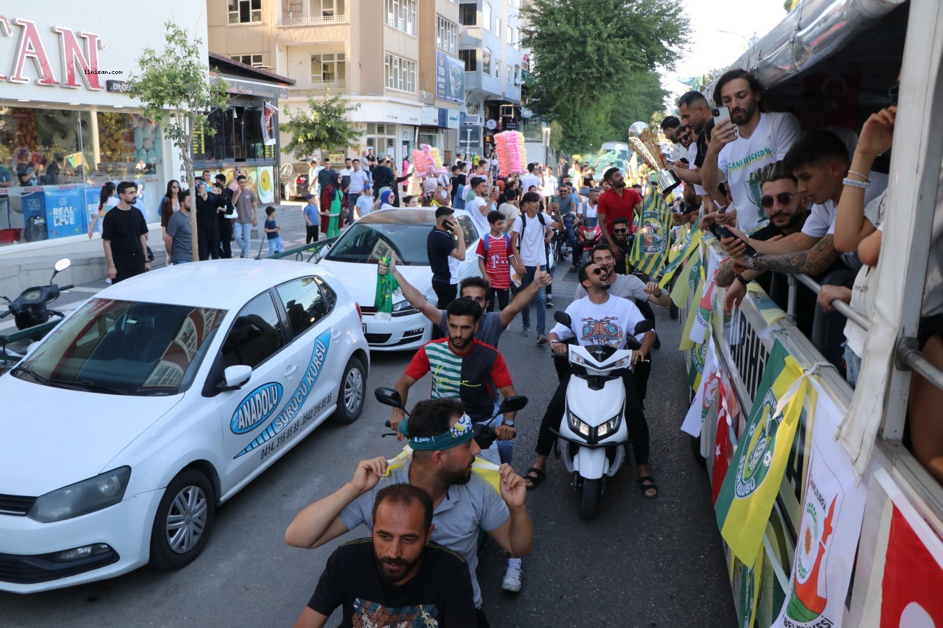 Şanlıurfaspor oyuncuları kazandıkları kupayla şehir turuna çıktılar;