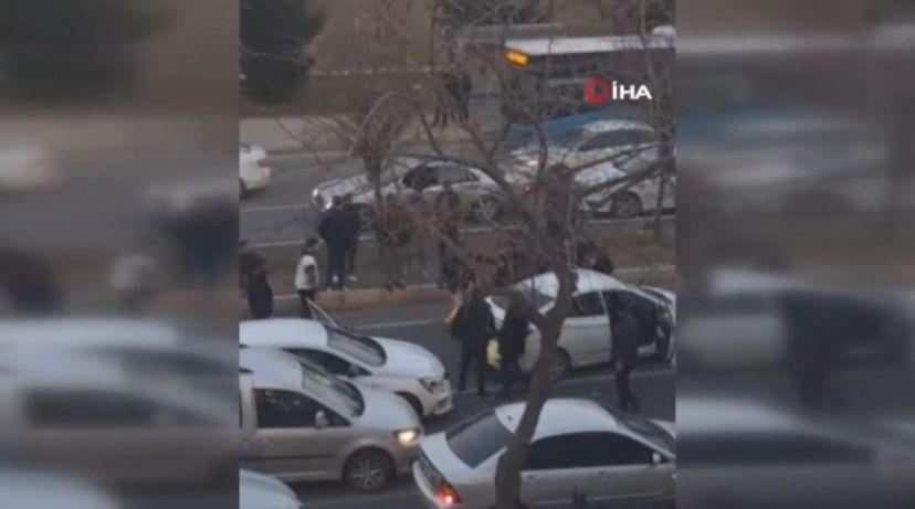 Aracın önünü kesip sürücüyü darp ettiler...
