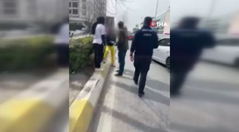 Esenyurt’ta iki kadın, sahipsiz köpekleri toplayan belediye görevlilerine tepki gösterdi