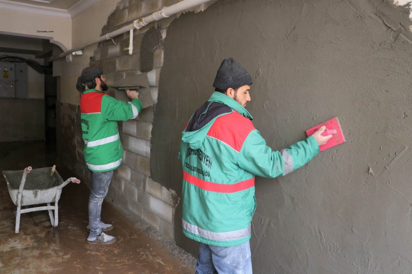 Karaköprü’de sel sonrası zarar gören evlerin onarımı sürüyor;