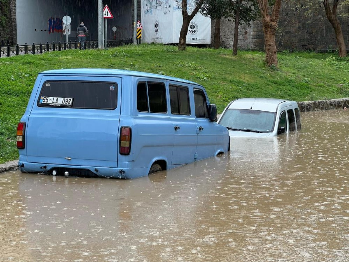 Trabzon’da şiddetli yağış sonrası göle dönen yolda araçlar su altında kaldı;