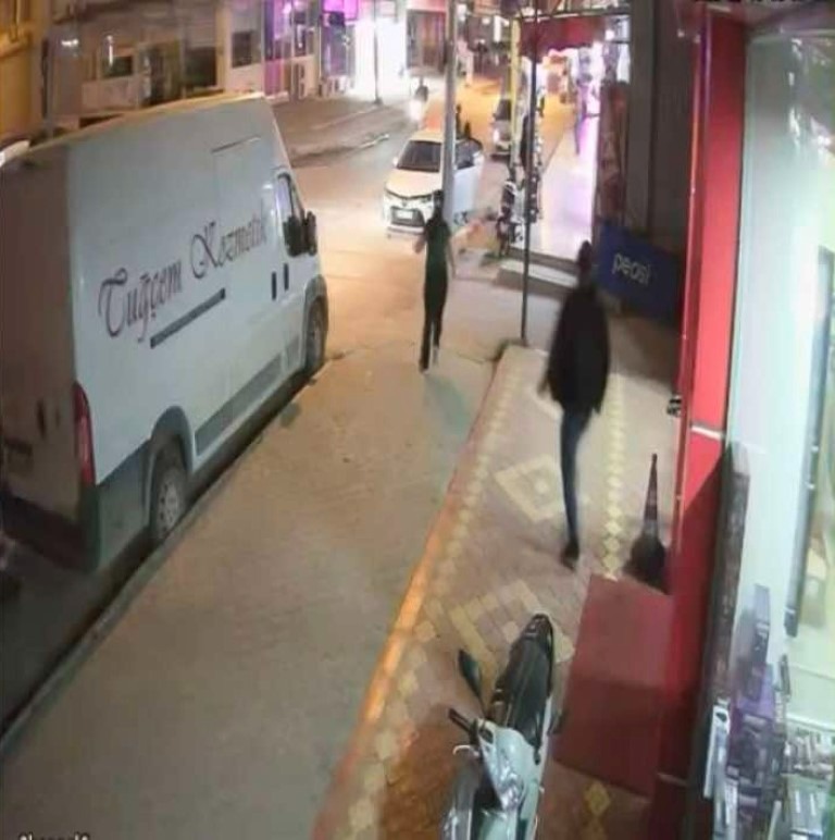 Ticari aracın çarptığı yaya metrelerce havaya uçtu;