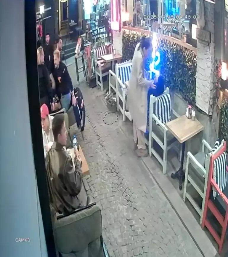 Eşinin Yanında Ensesine Ateş Edip Kaçtı;