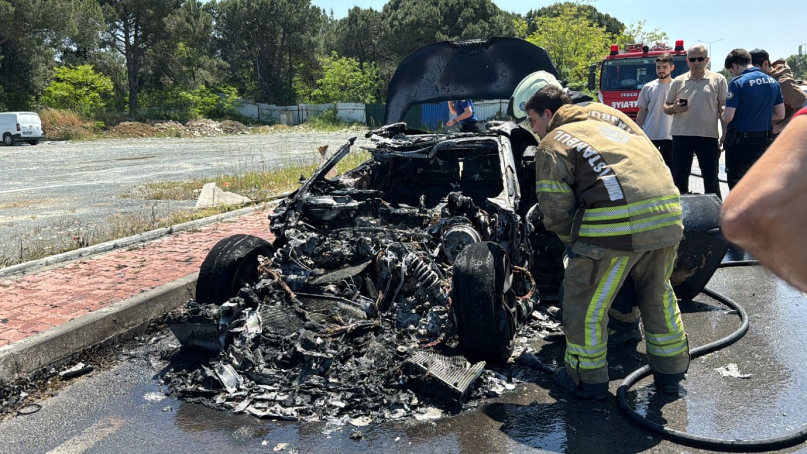 20 MİLYON LİRA DEĞERİNDEKİ LÜKS OTOMOBİL ALEV TOPUNA DÖNDÜ;