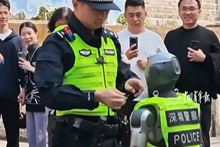 Çin'de robot polisler devriye atmaya başladı!