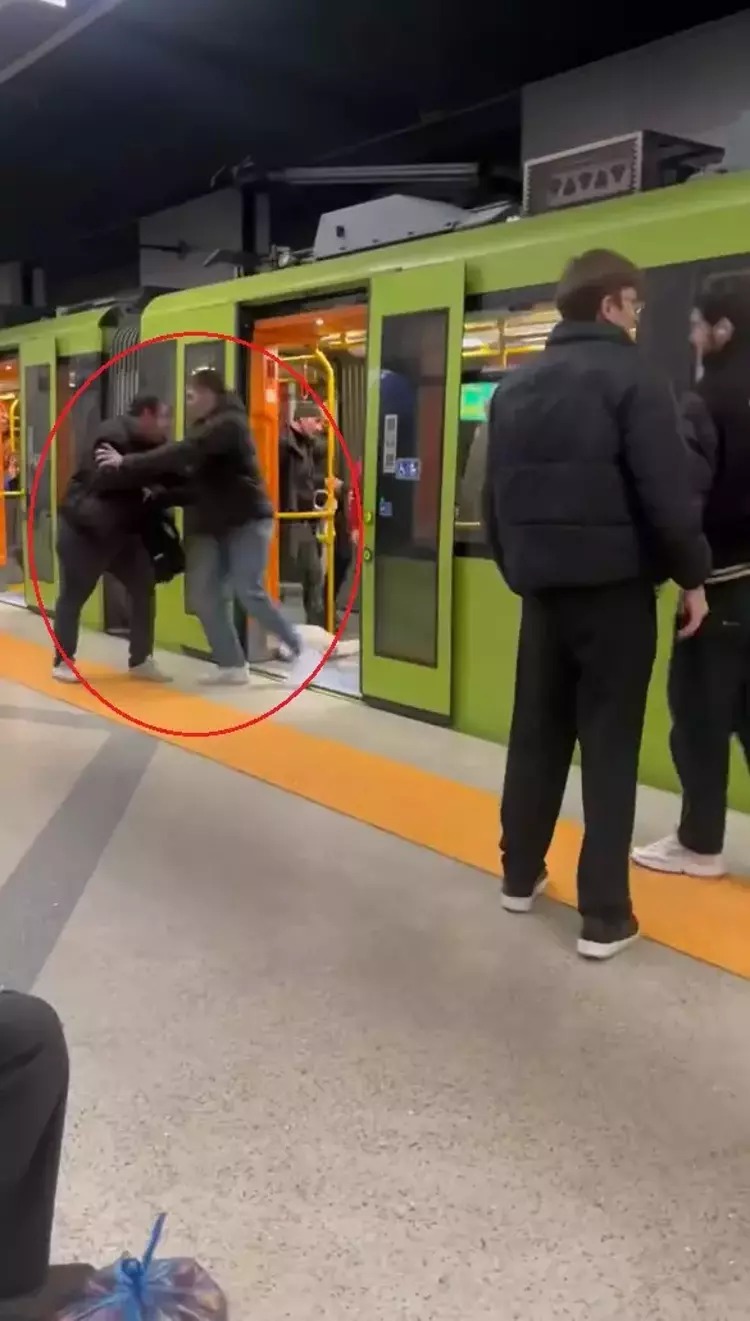 Başka bir yolcuya hakaret ettiği iddia edilen kişiyi, durakta metrodan attılar;
