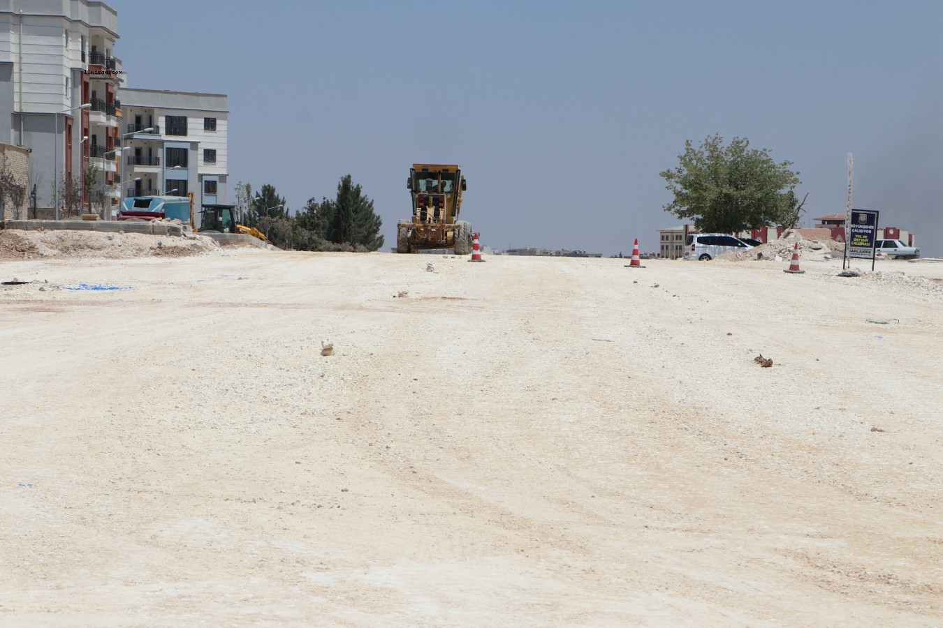 BÜYÜKŞEHİR'DEN BOZOVA VE AKÇAKALE'DE STABİLİZE YOL ÇALIŞMASI