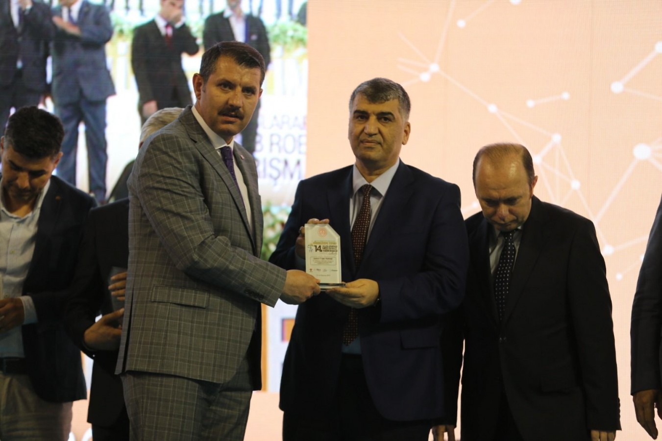 Şanlıurfa Valisi Ayhan’dan İl Sağlık Müdürü Gülüm’e plaket;