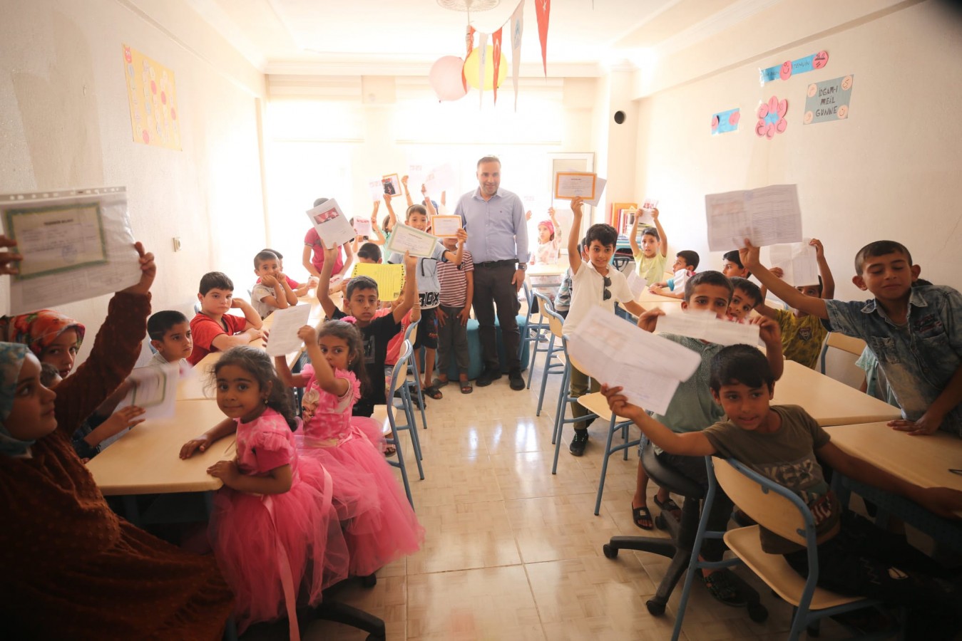 Eyyübiye’de çocuklara karne hediyesi