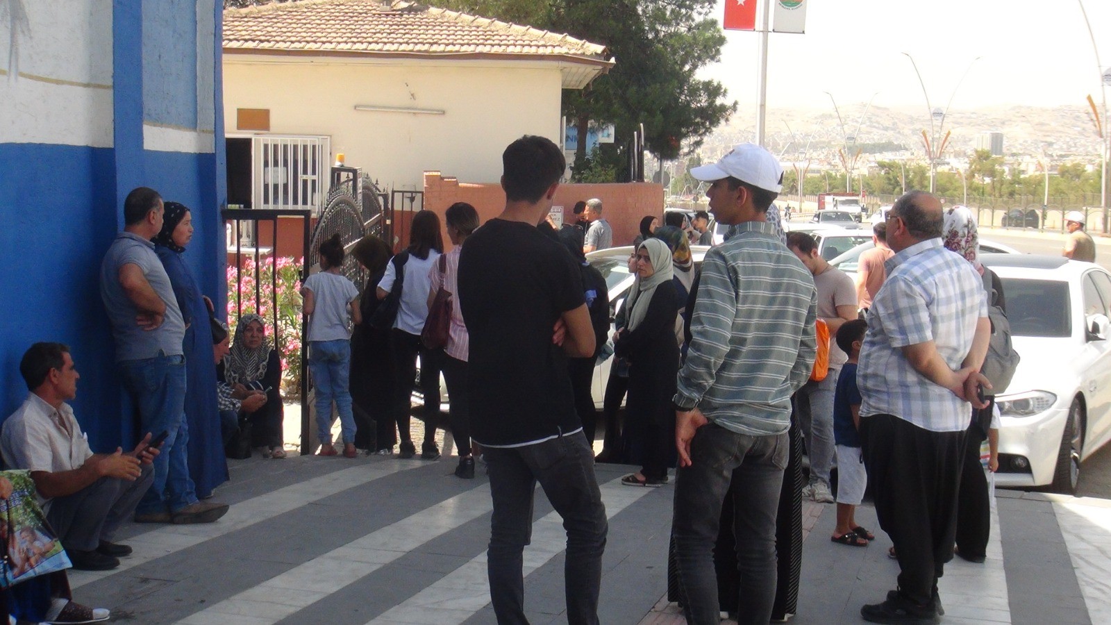 Yükseköğretim Kurumları Sınavı'nın ilk oturumu olan TYT başladı