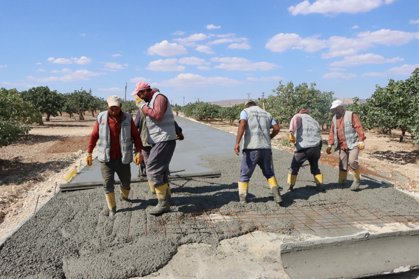 Birecik’te çelik hasırlı beton yol serimi sürüyor;