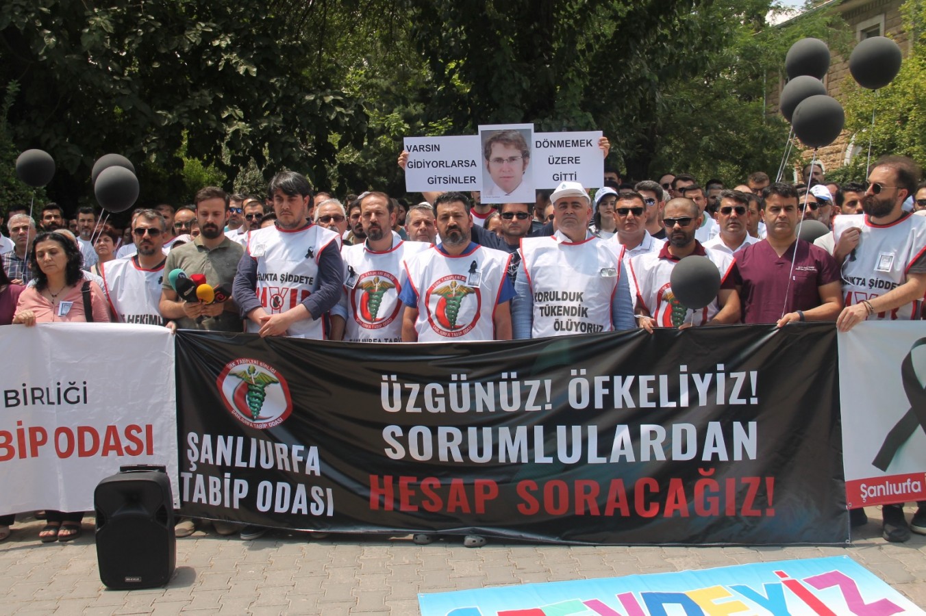 Sağlıkçılar katledilen meslektaşları için iş bıraktı!;