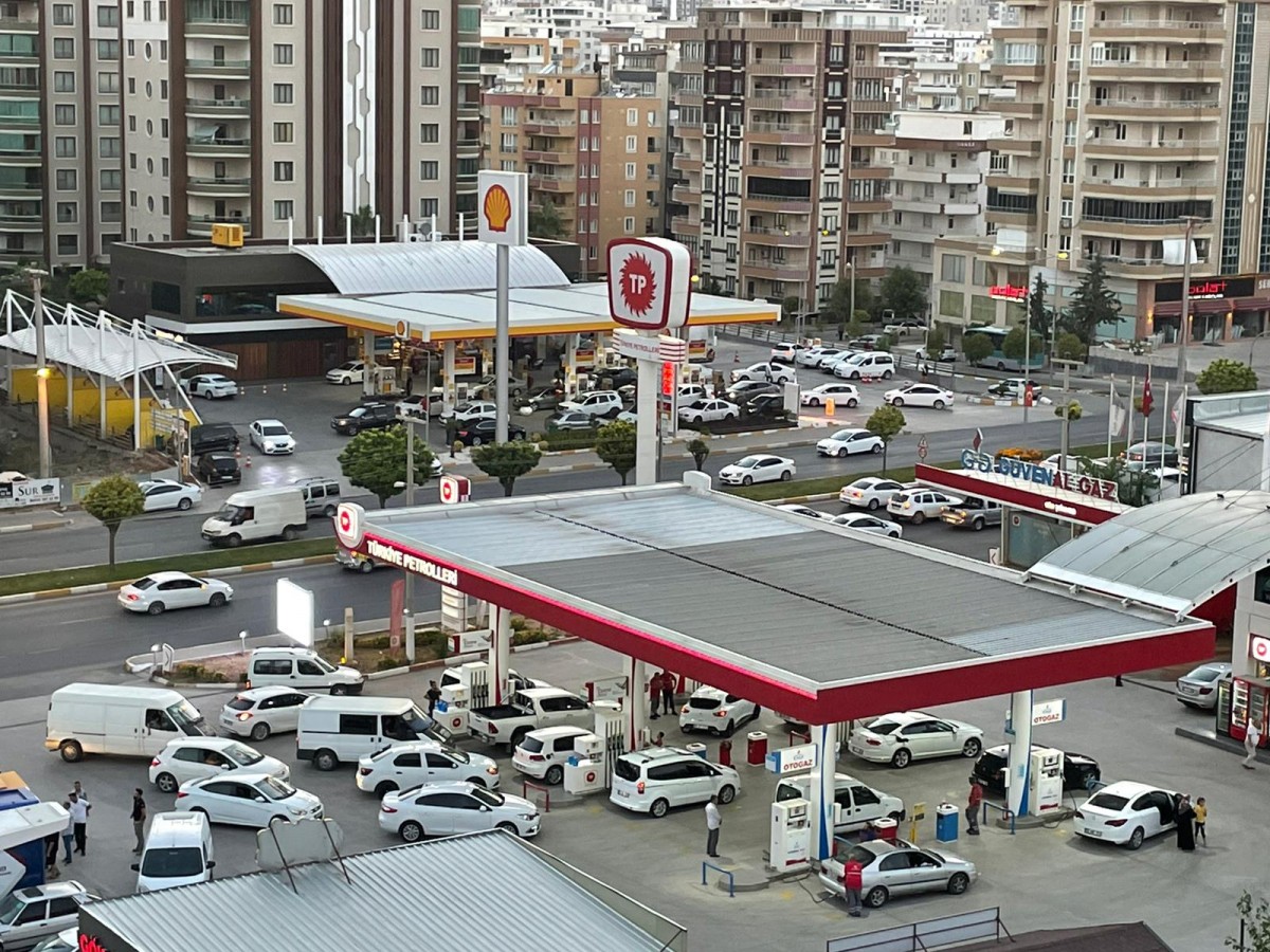 Urfa'da akaryakıt istasyonlarında bayram yoğunluğu;