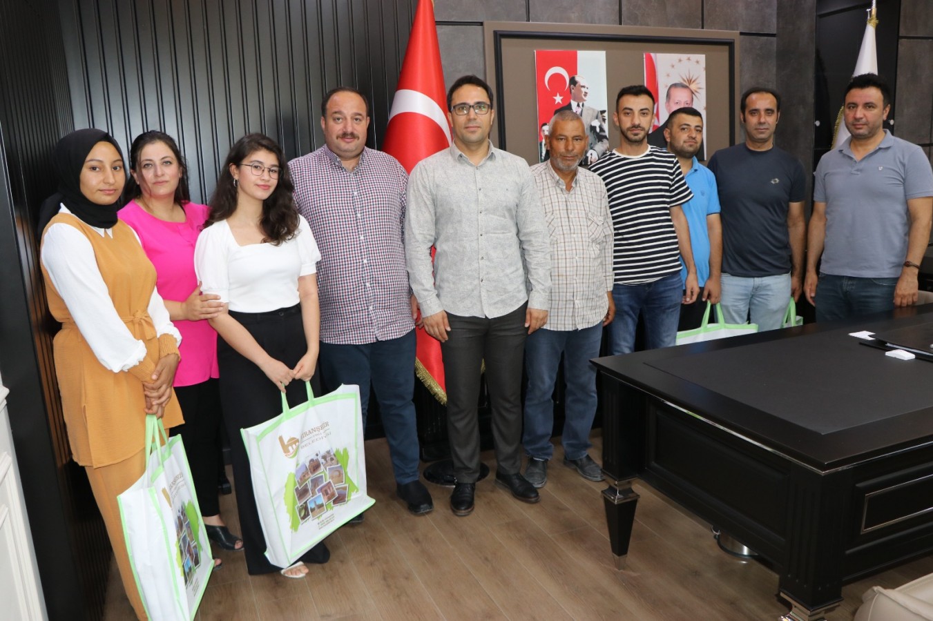 Başkan Ekinci'den başarılı öğrencilere ödül;