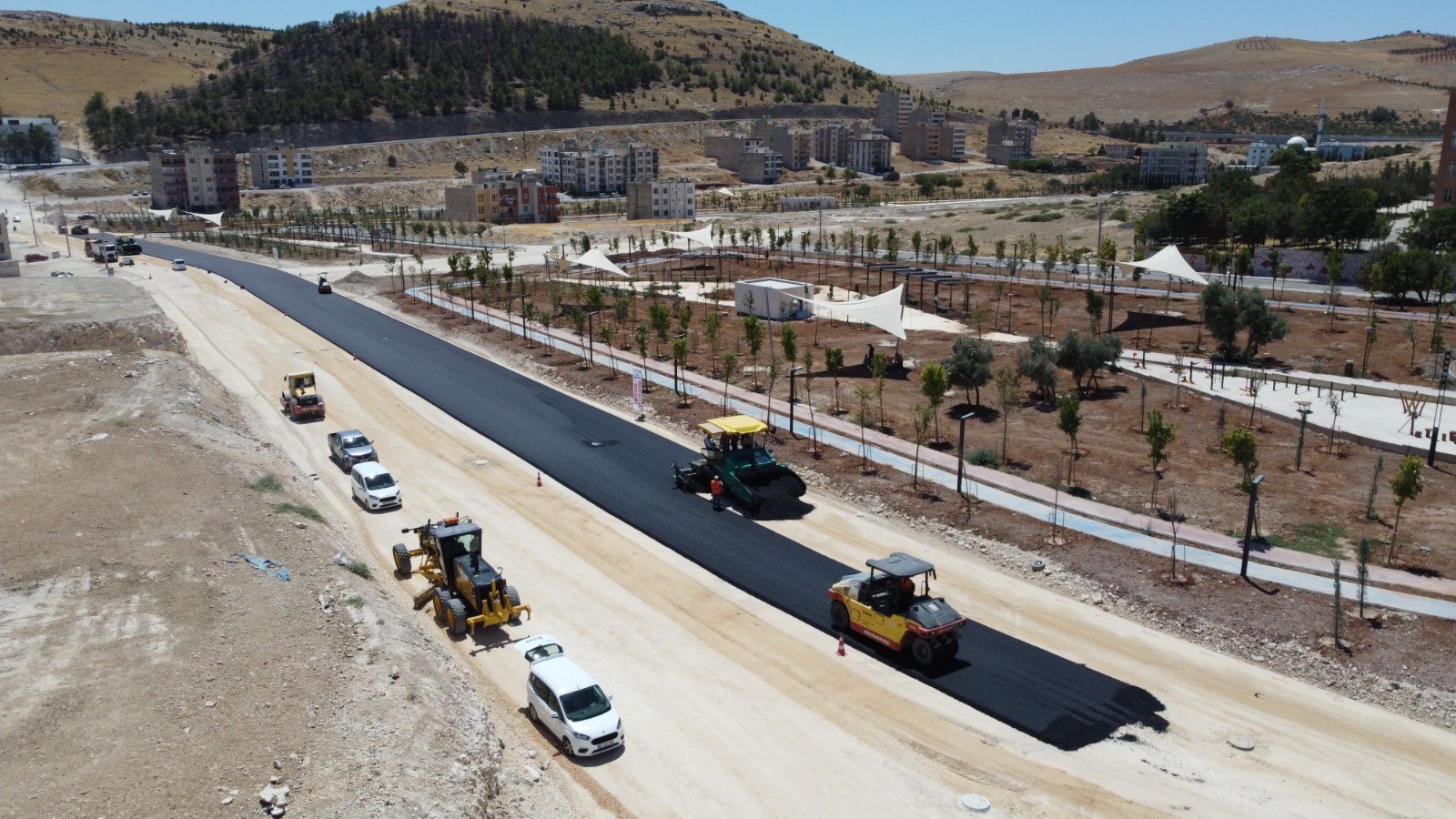 Millet Bahçesi'nin önündeki yol asfaltlandı;