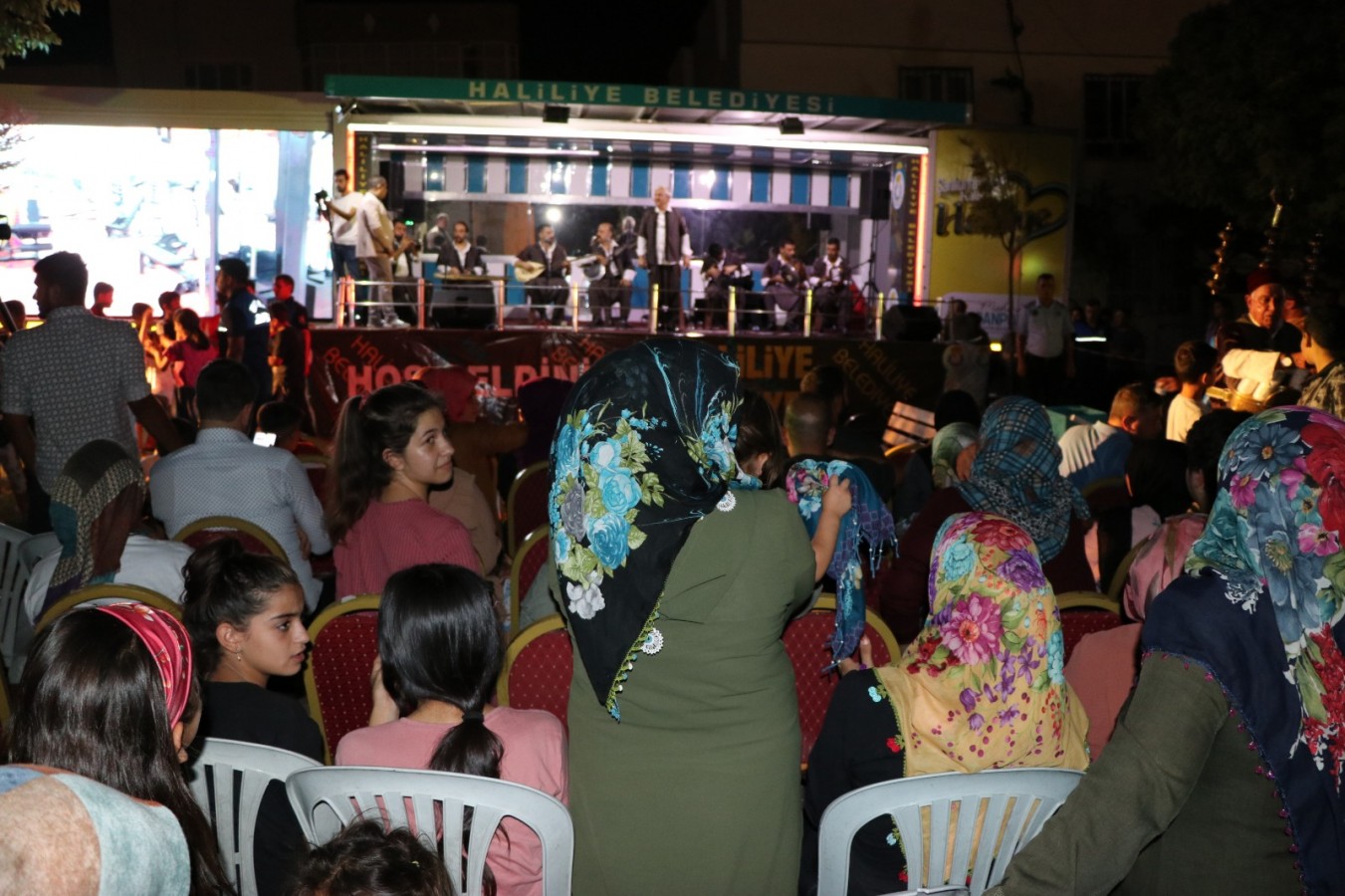 Haliliye'de belediyeden parkta konser;