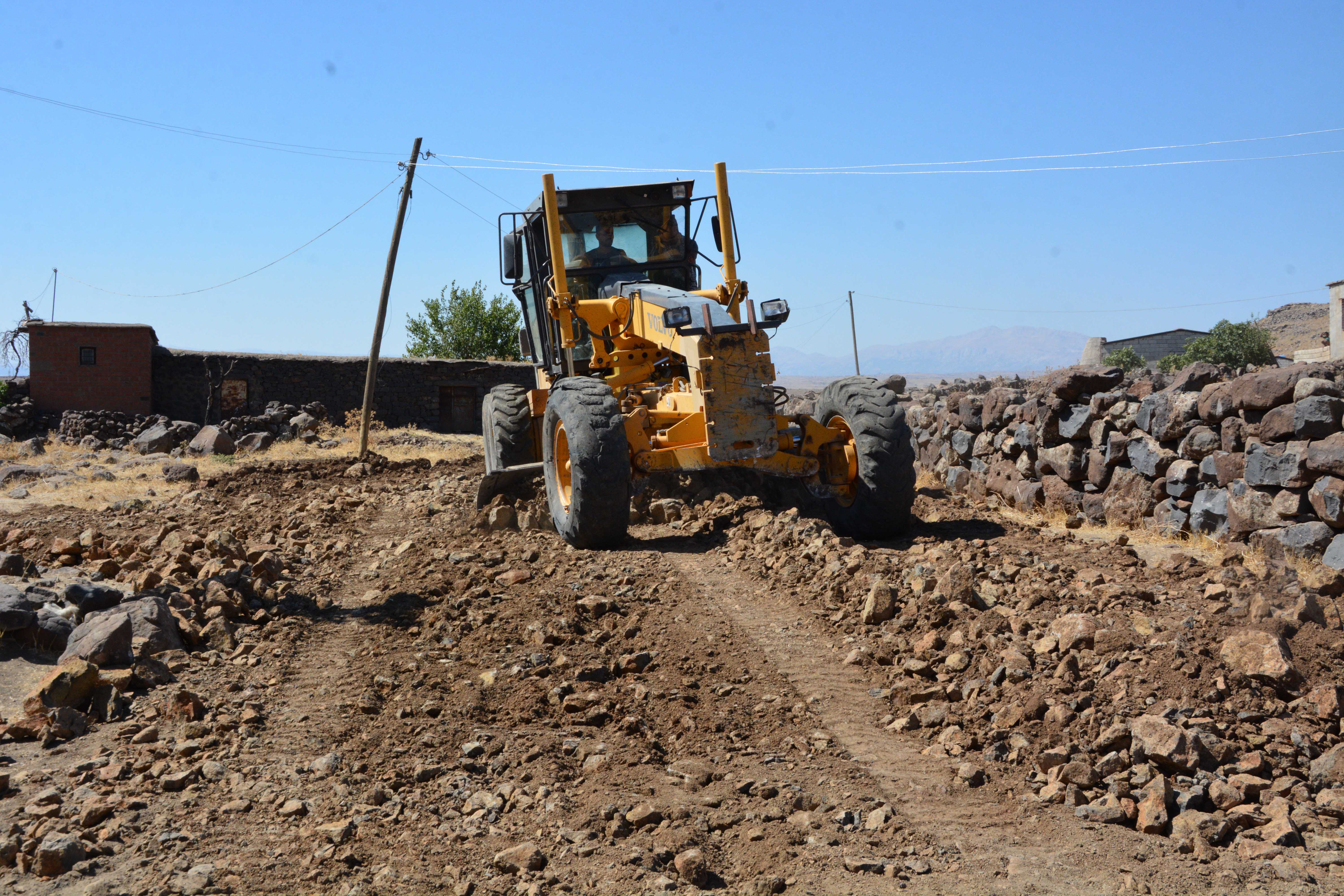 Siverek kırsalında stabilize yol çalışması;