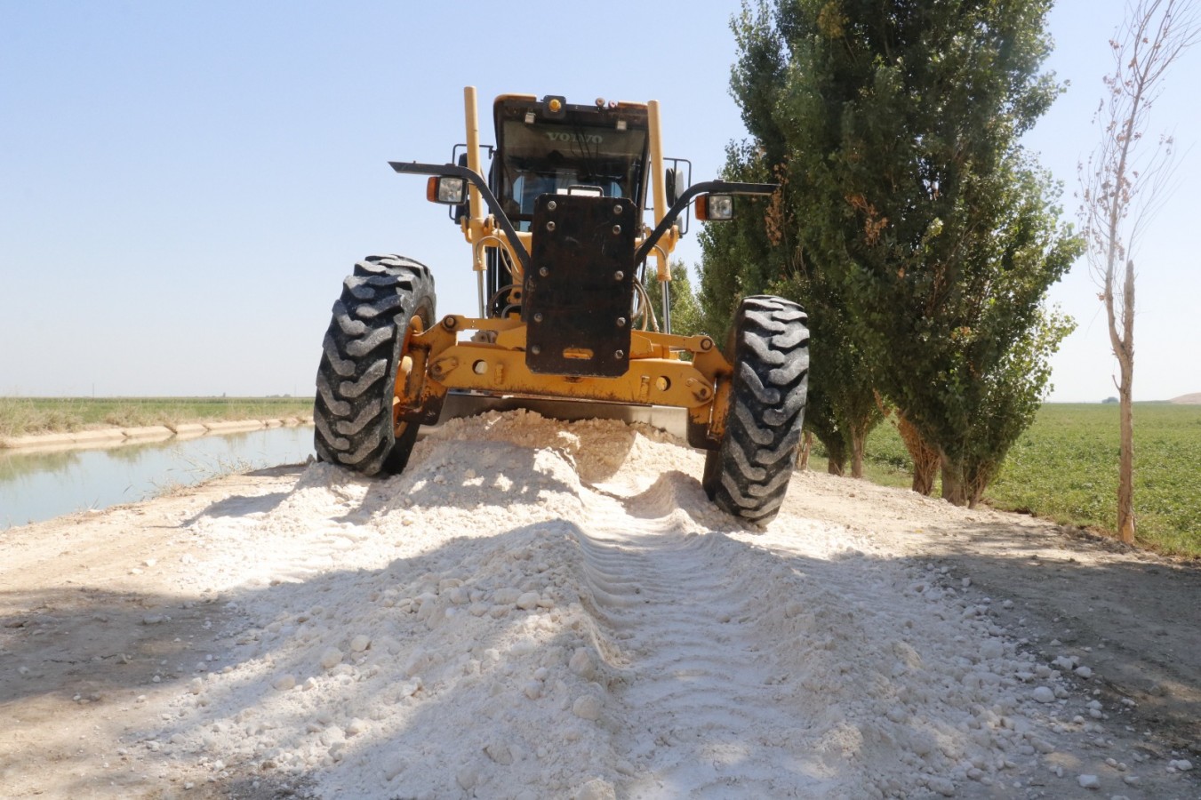 Akçakale’de asfalt öncesi mekanik dolgu çalışması yapıldı;