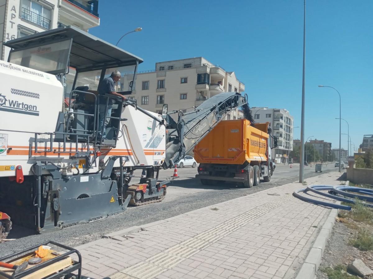 Viranşehir’de yol söküm çalışması;