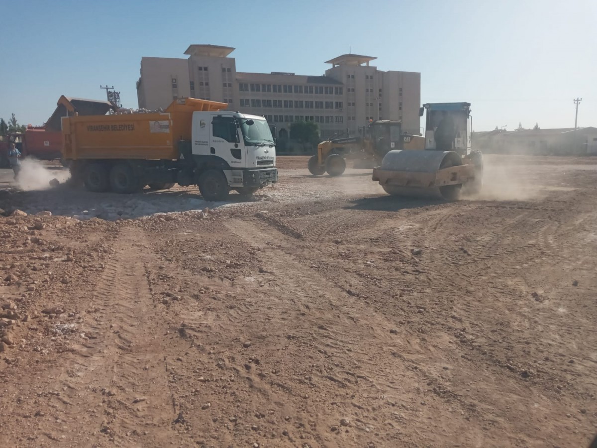 Viranşehir’de okul servislerinin park alanında tesviye çalışması;