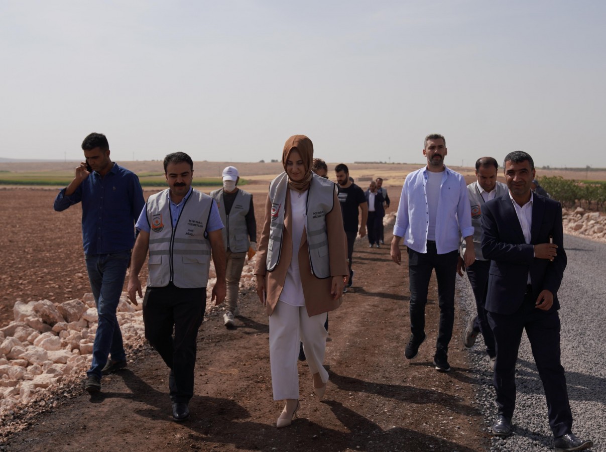 Siverek kırsalında sathi asfalt kaplama çalışması başladı;