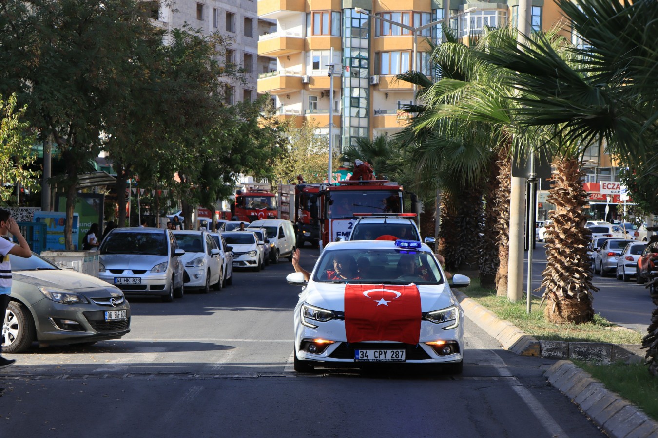 İtfaiyeden Urfa sokaklarında kortejli kutlama;