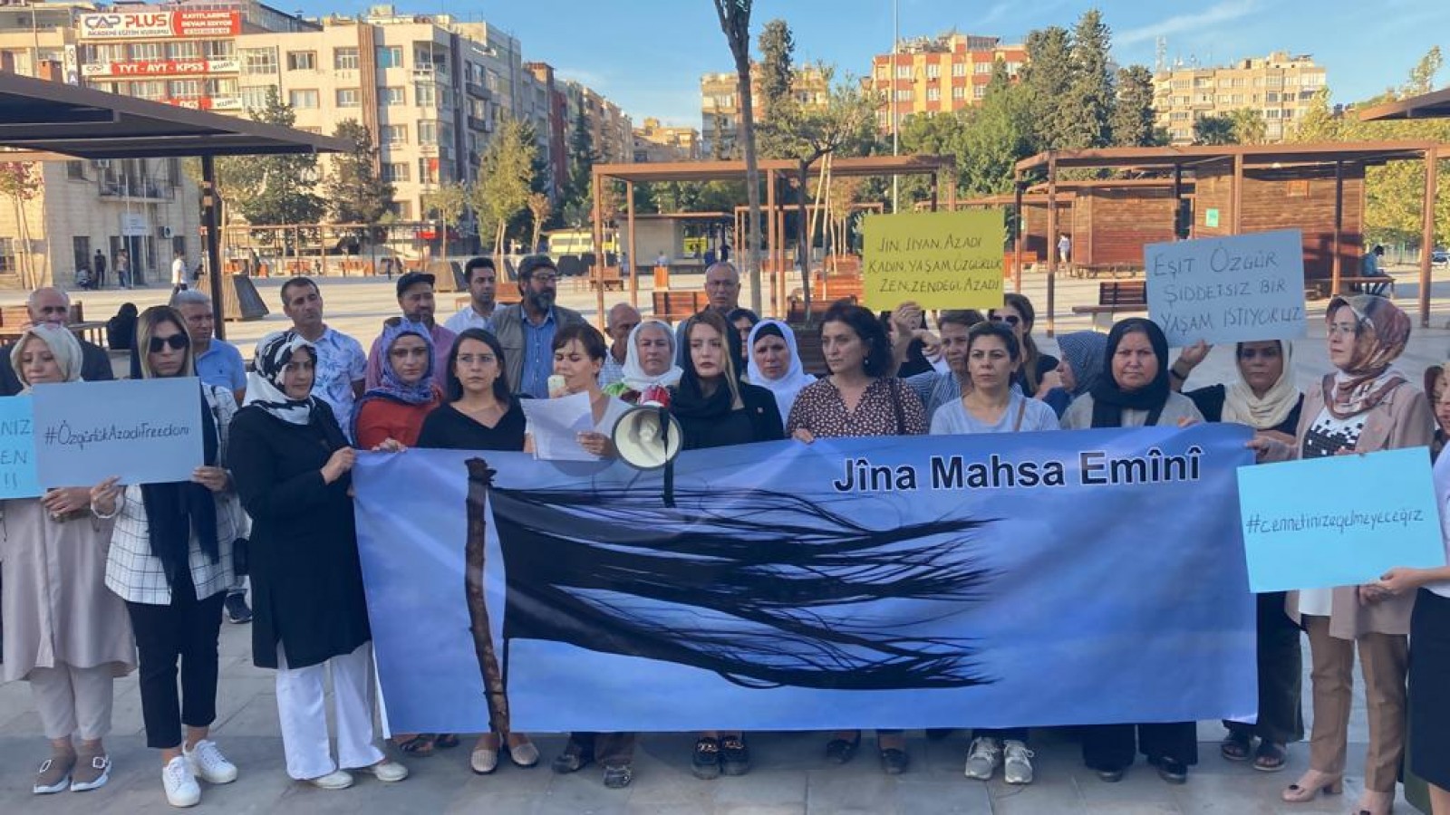 Urfalı kadınlar İran'da Masha Amini'nin katledilmesini protesto etti;