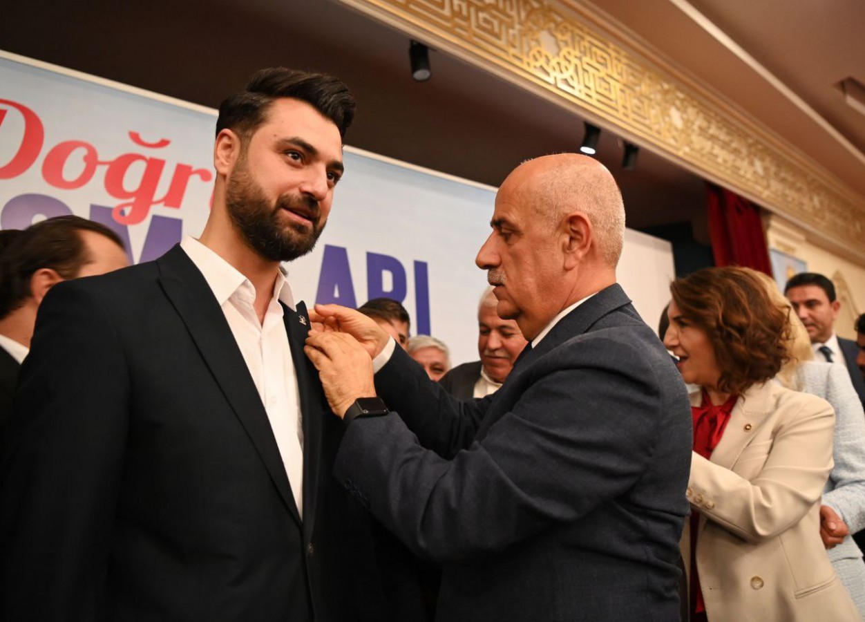 Urfa'da 35 isim AK Parti'ye geçti! Rozetlerini Bakan taktı...;