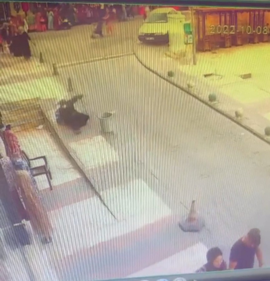 Urfa'da kaldırımda kayarak düşen kadın hastanelik oldu;