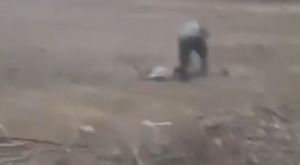 Urfa’da bir şahıs husumetlisini önce araçta bıçakladı, yetmedi tarlada darbetti;