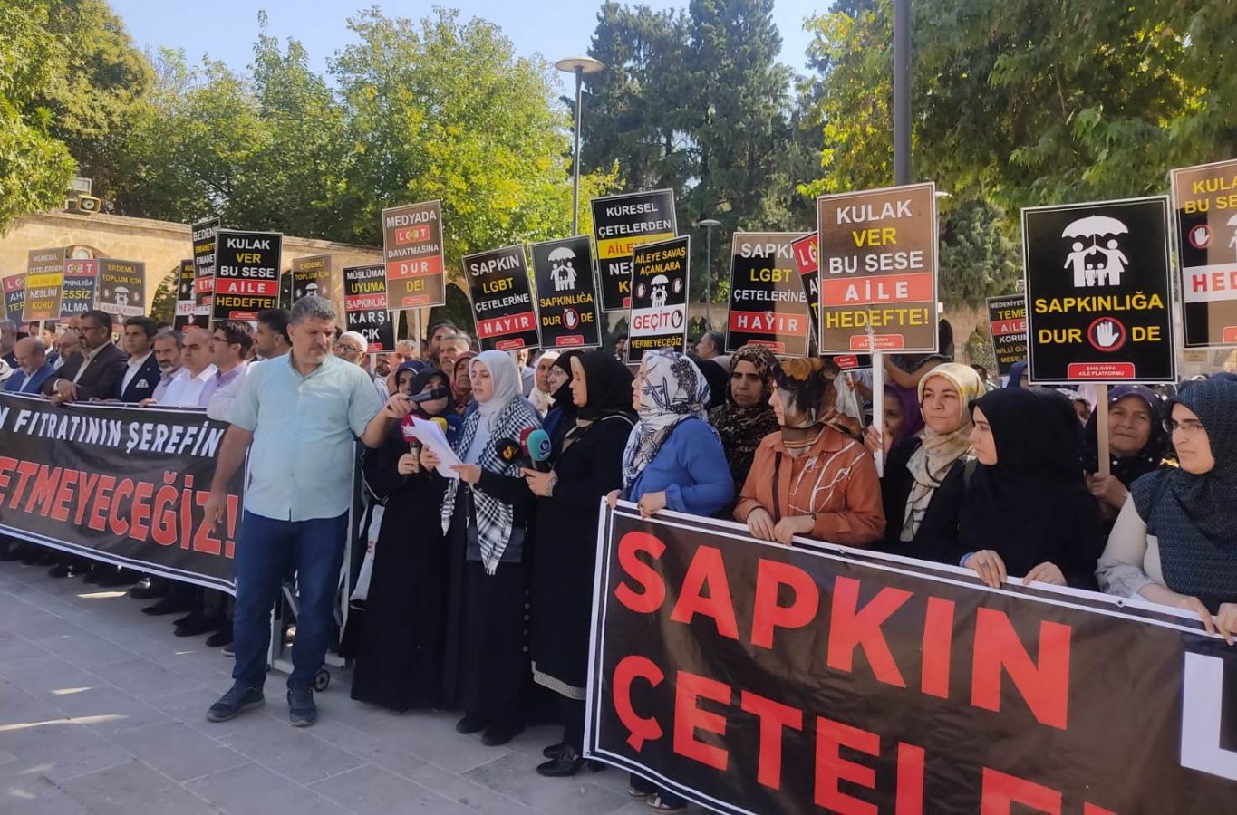 Urfa'da cuma namazı sonrası LGBT karşıtı yürüyüş;
