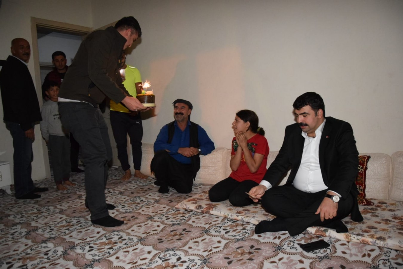 Hilvan'da devlet, kendi doğum gününde doğan çocuklara sürpriz yaptı;