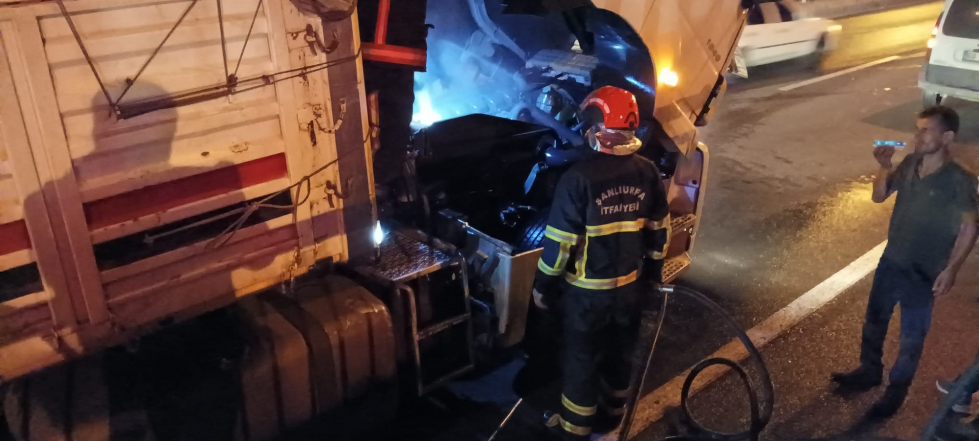 Şanlıurfa'da seyir halindeki TIR'daki yangına müdahale;