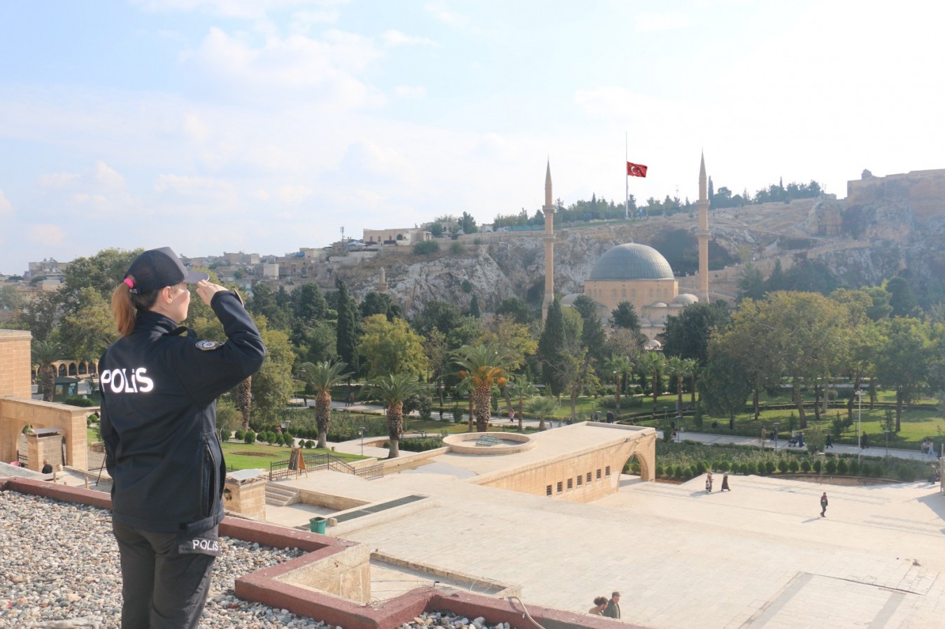 Urfa emniyeti Atatürk'ün ölüm saatinde saygı duruşunda;
