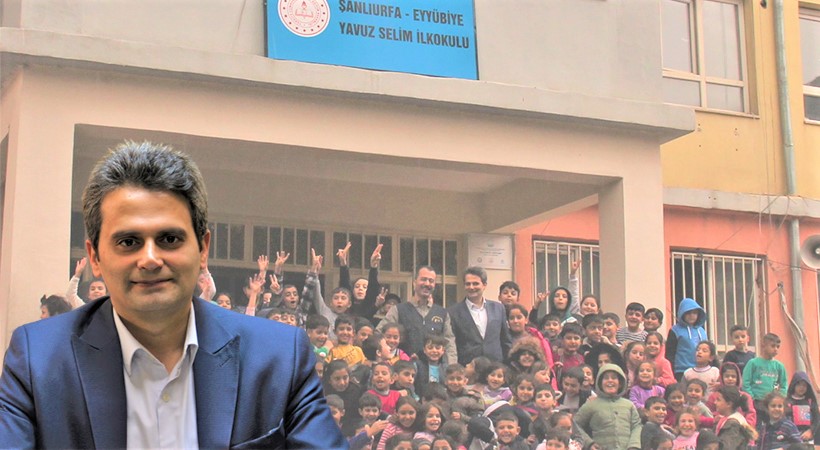 İlkokula başladığı okulun şimdi müdürü;