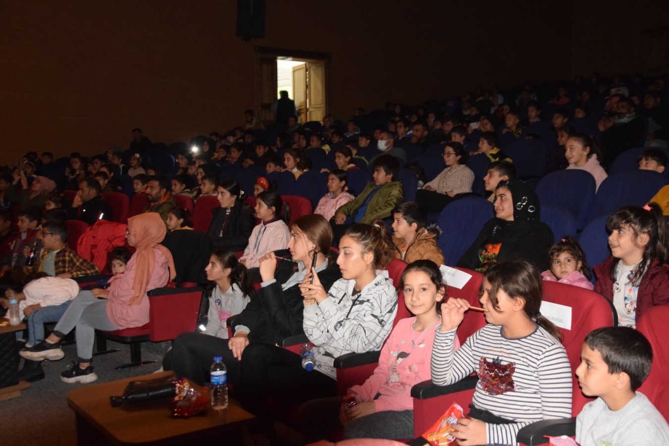 Viranşehir’de çocuklar için tiyatro oyunu sahnelendi;