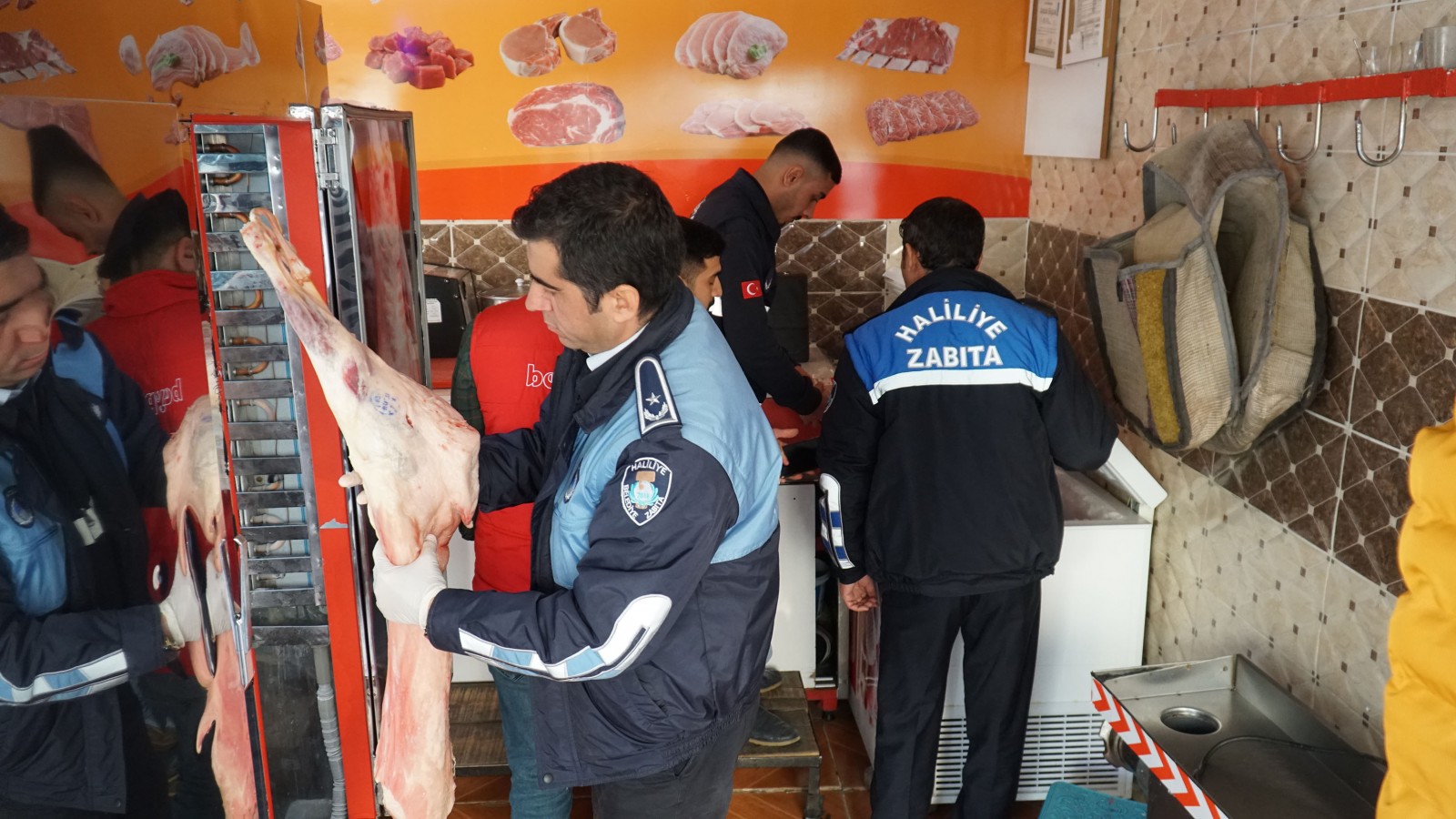 Haliliye’de zabıta kasaplarda hijyen denetimi yaptı;