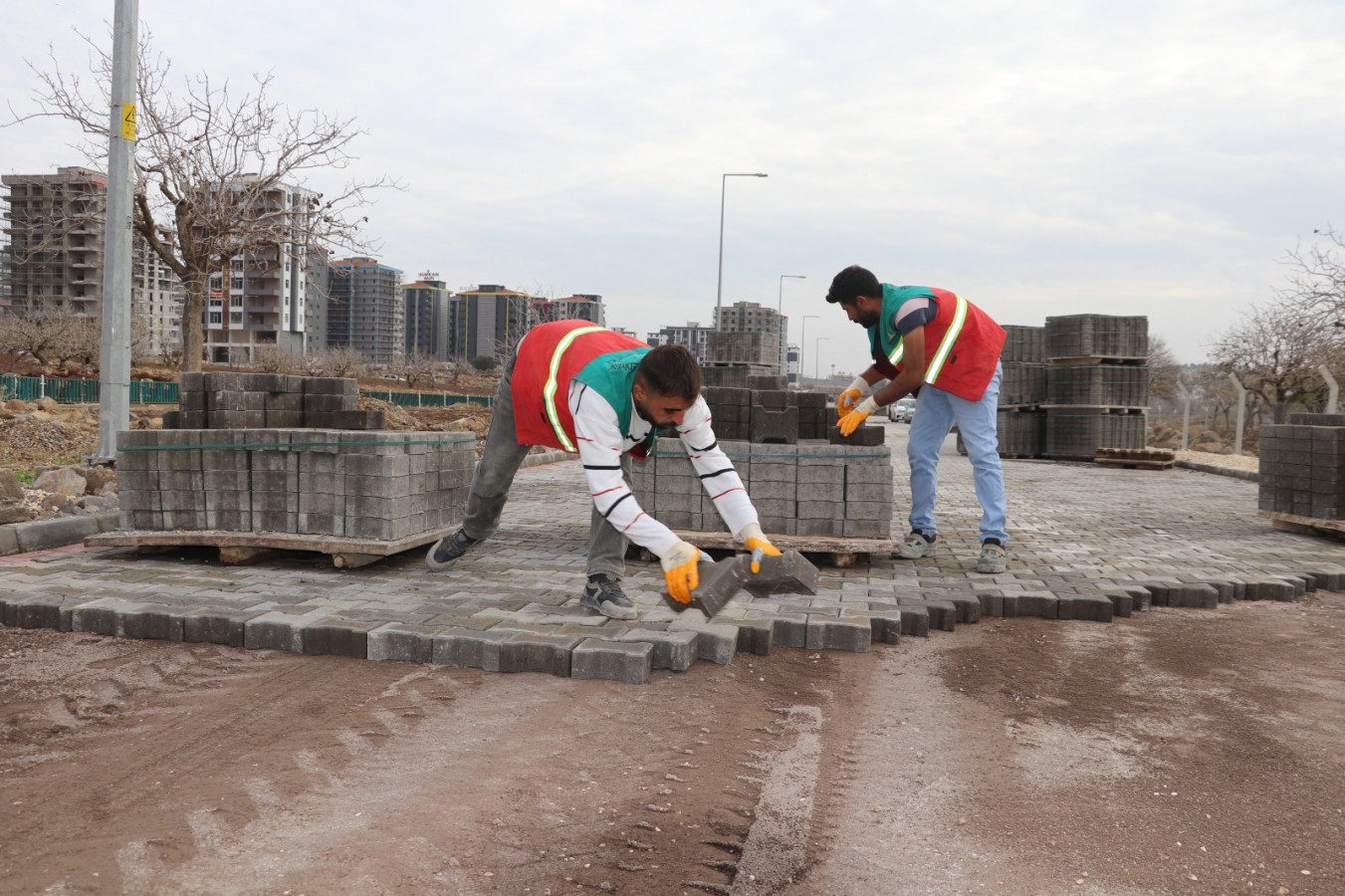 Karaköprü’de yeni yollar kilitli parkeyle döşeniyor;