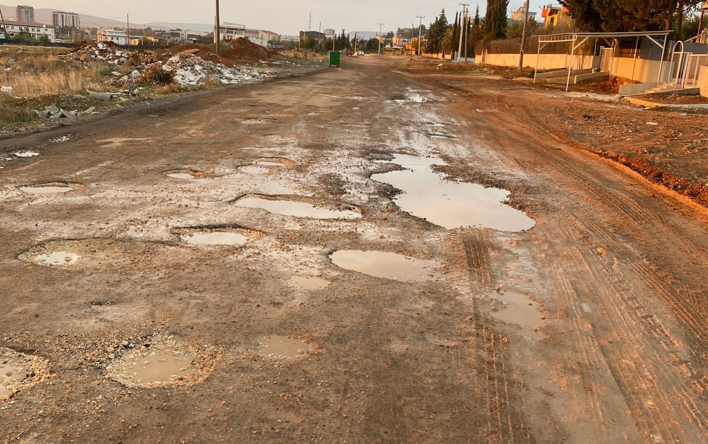 Okullar bölgesindeki çukurlu yol asfaltlanacak;