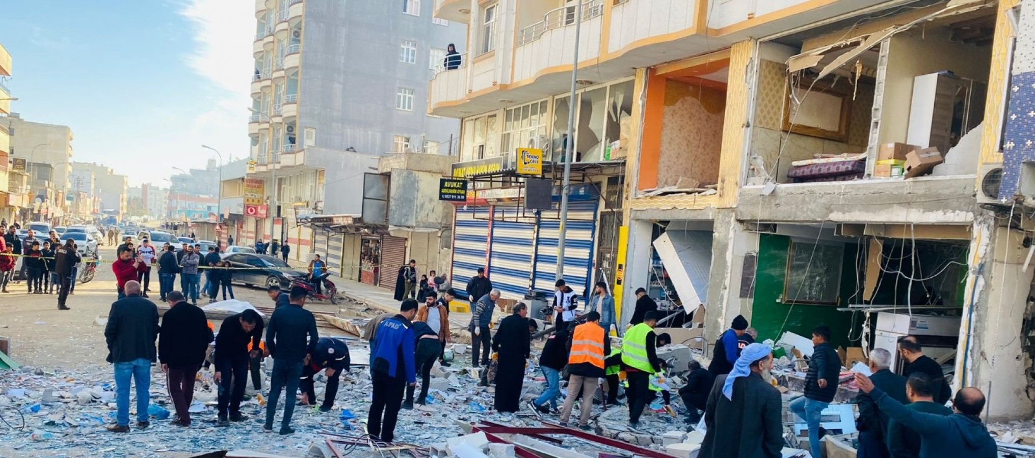 Akçakale’de bir binada patlama meydana geldi!;