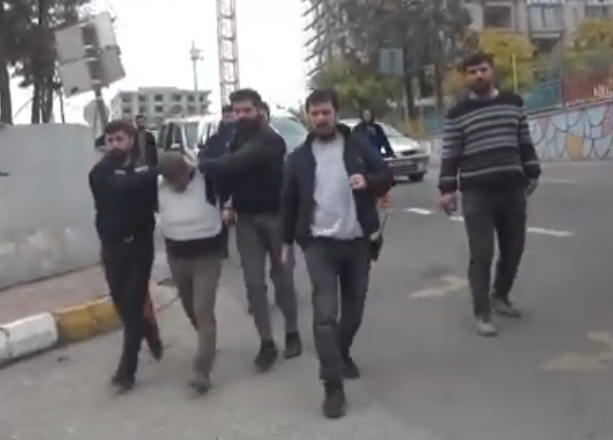 Urfa’da firari cinayet şüphelisi, evinin önünde sivil polislere yakalandı;