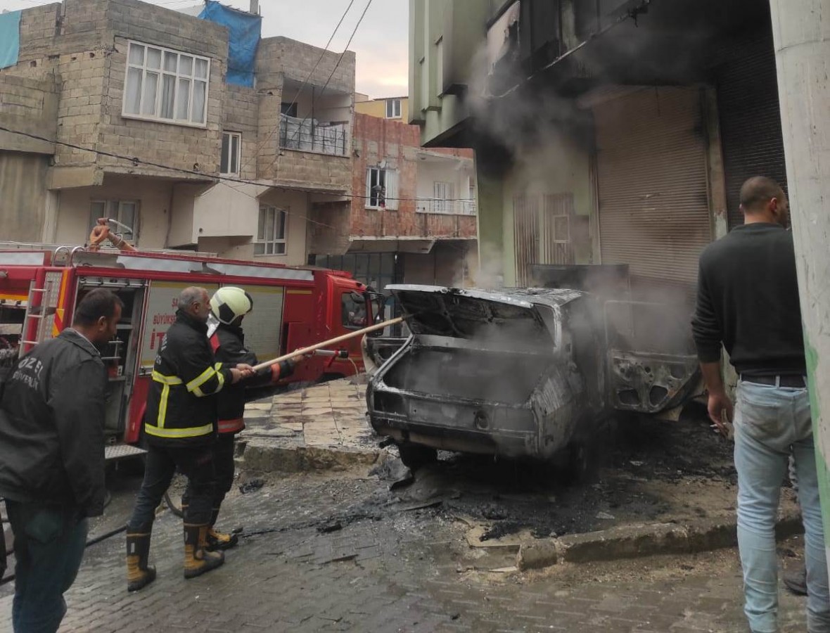 Haliliye’de park halindeki araçtaki yangını itfaiye söndürdü;