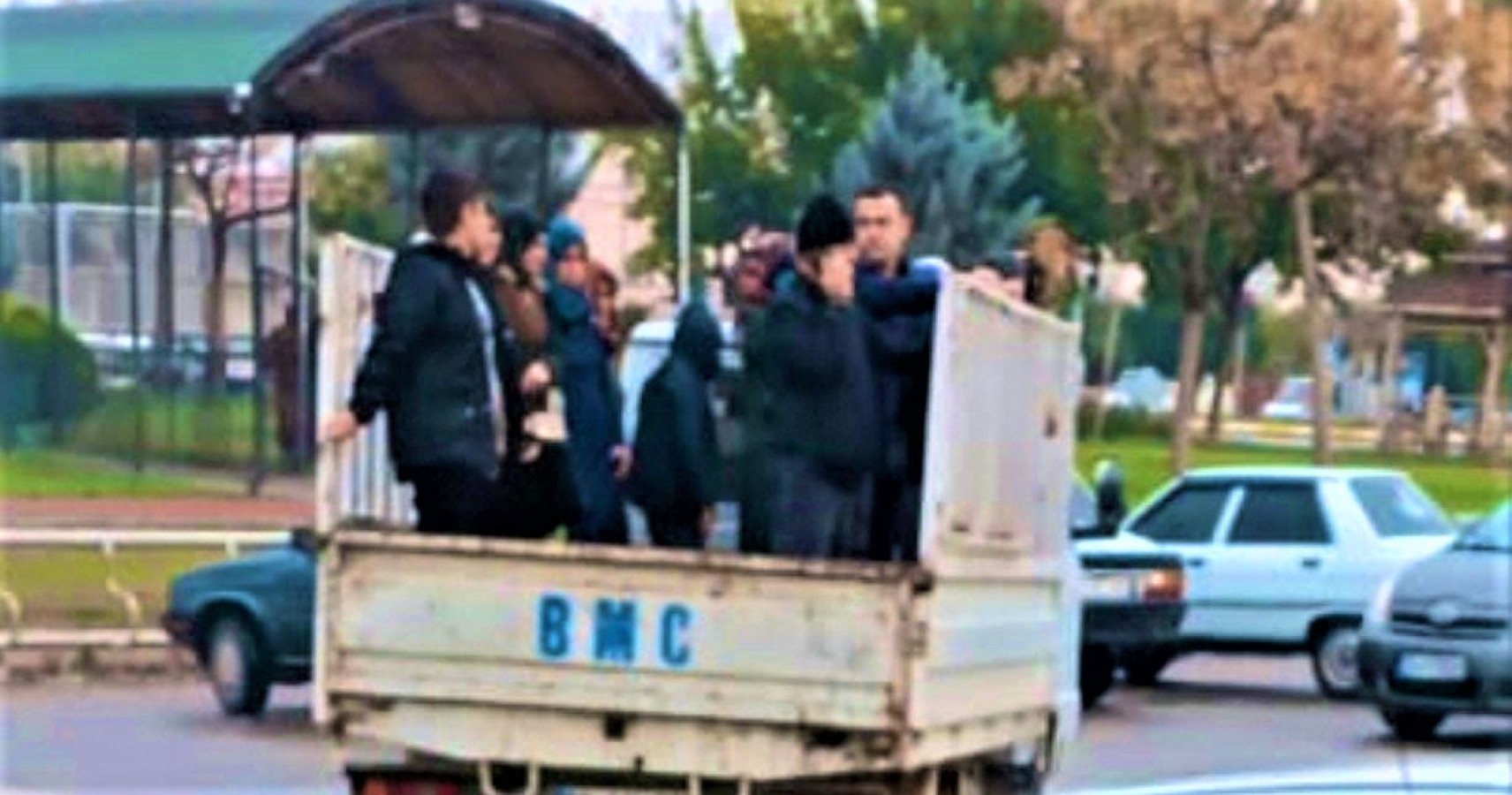 Şanlıurfa’da kamyonet kasasında kömür yolculuğu;